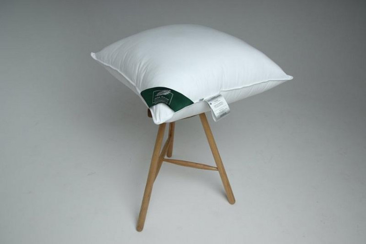 Подушка из силиконизированного волокна ANNA FLAUM AKTIV KOLLEKTION 70х70 средняя