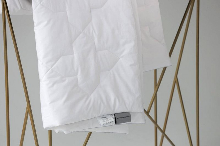 Одеяло стеганое из шерсти мериноса FLAUM HOME SEASON 200х220 всесезонное